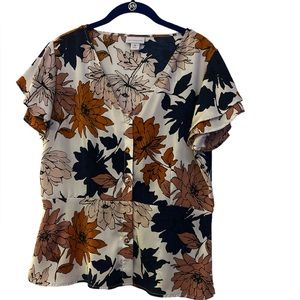 Liz Claiborne size M blouse EUC.  Short flutter sleeves, covered buttons.